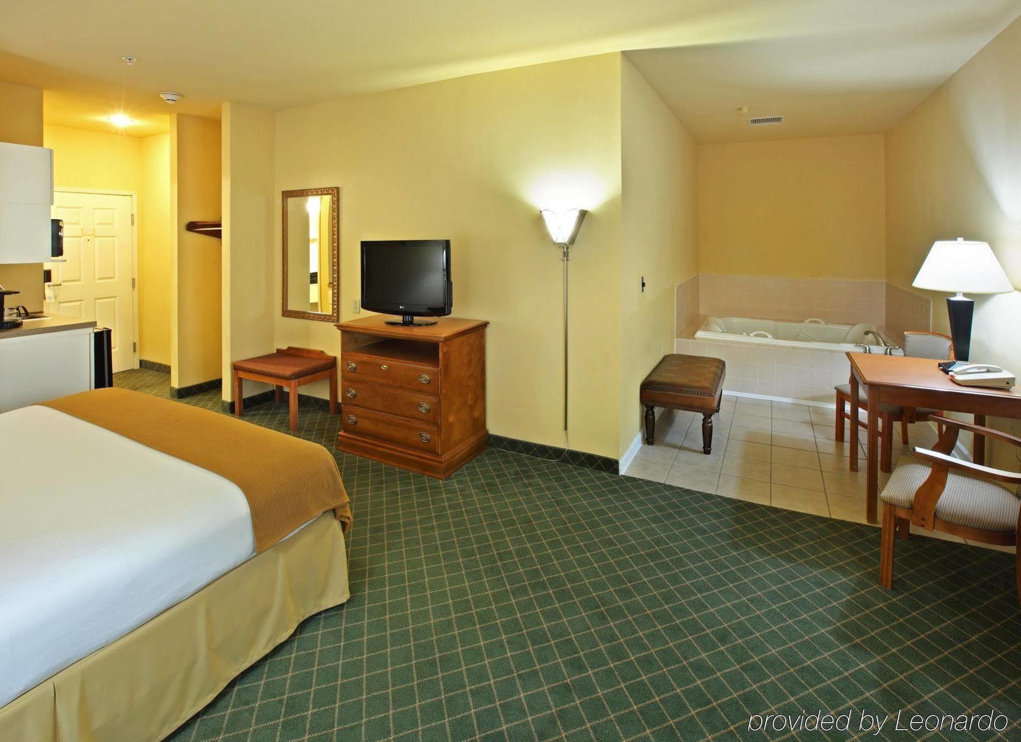 Holiday Inn Express & Suites Magnolia-Lake Columbia Quarto foto